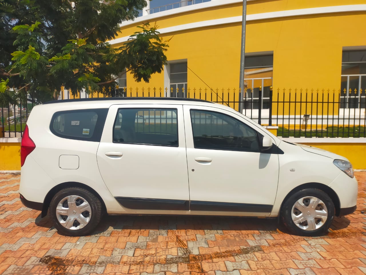 5068-for-sale-Renault-Lodgy-Diesel-First-Owner-2016-PY-registered-rs-675000